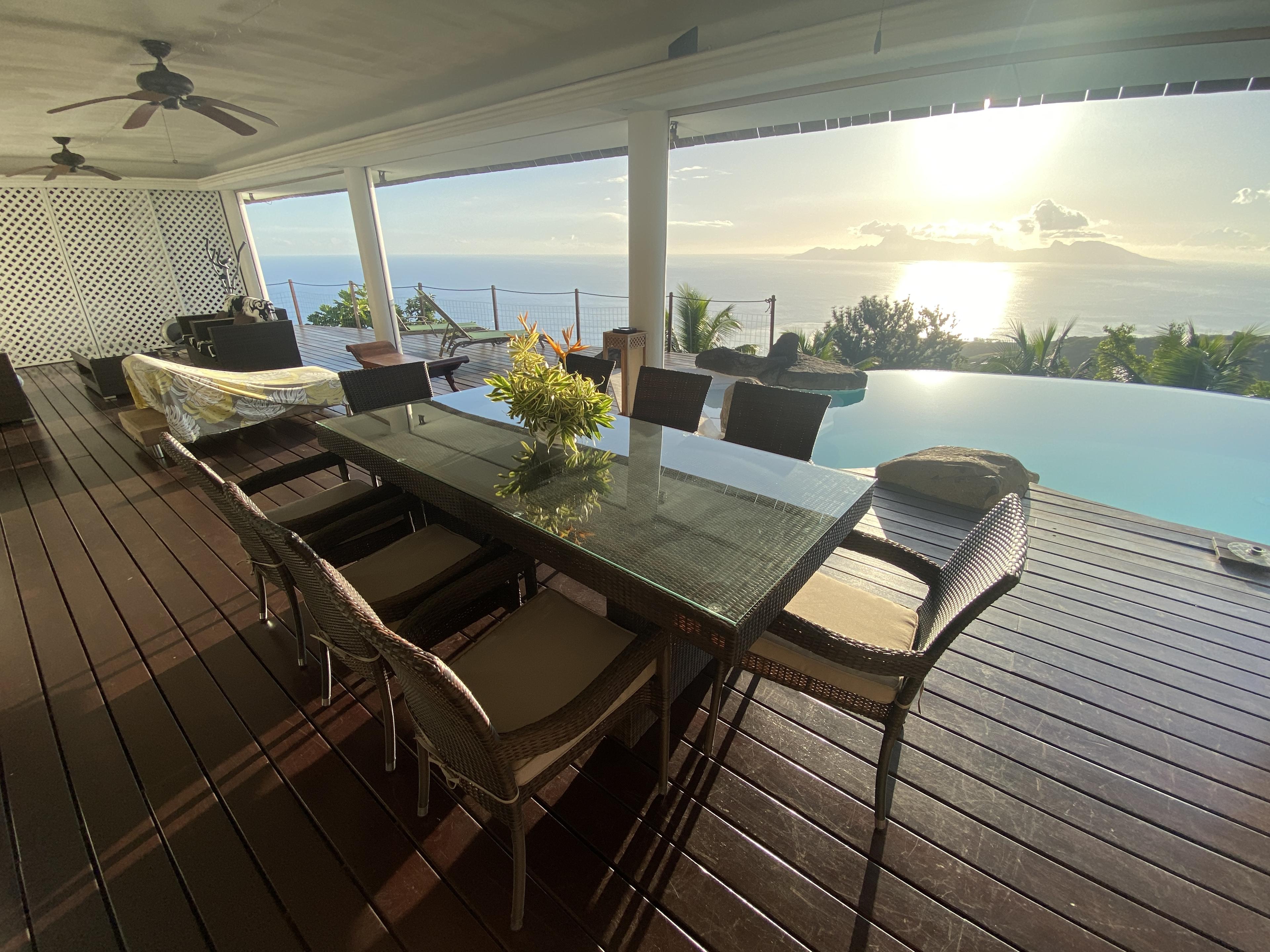 Salle à manger ouverte sur le jardin tropical